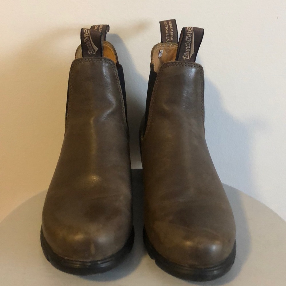 Women’s Heeled edition Blundstone boots in Taupe